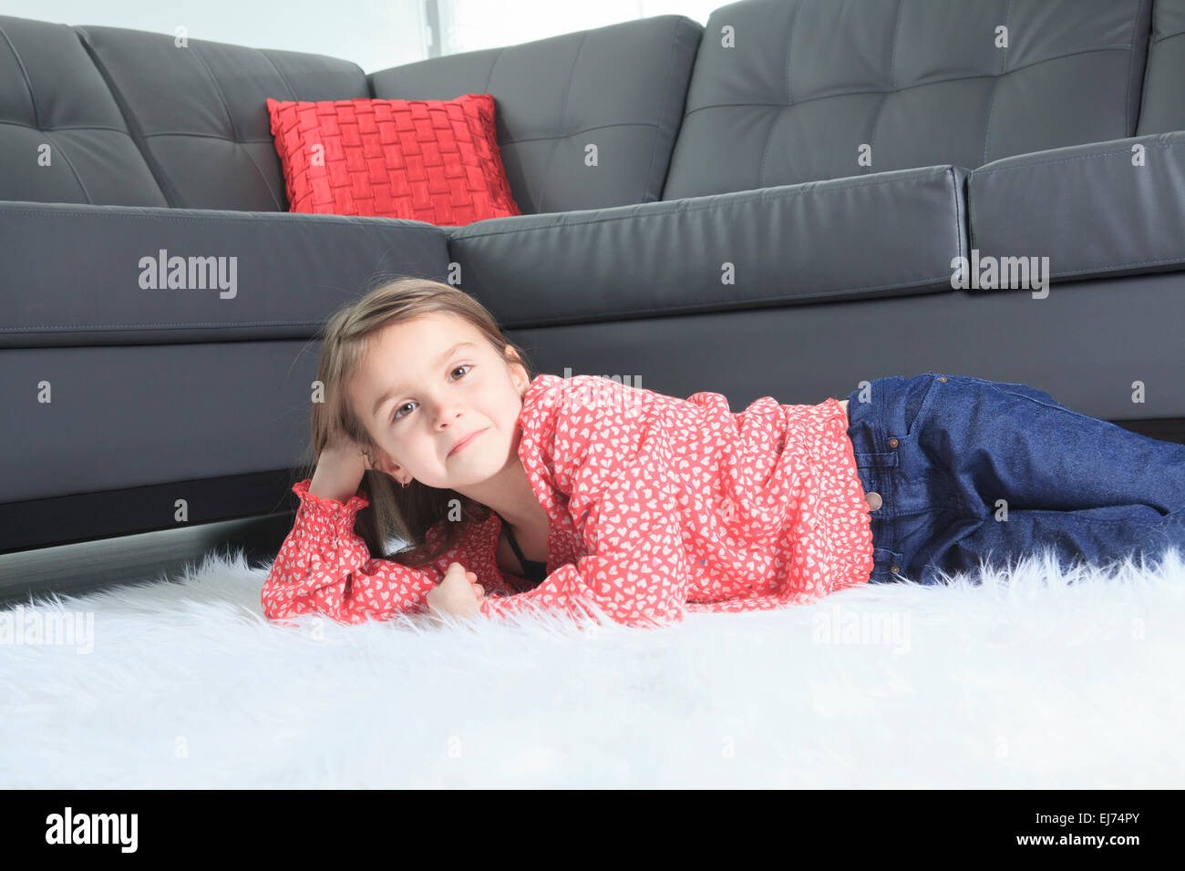 8 anni bambino che stabilisce a casa da soli Foto Stock