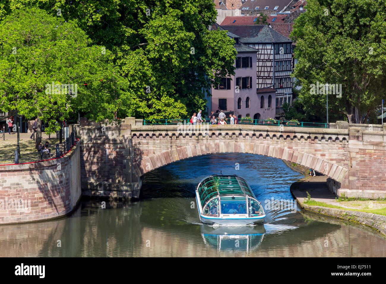 Batorama sightseeing tour in barca sotto il ponte Ponts-Couverts, crociera sul fiume, quartiere La Petite France di Strasburgo, Alsazia, Francia, Europa Foto Stock