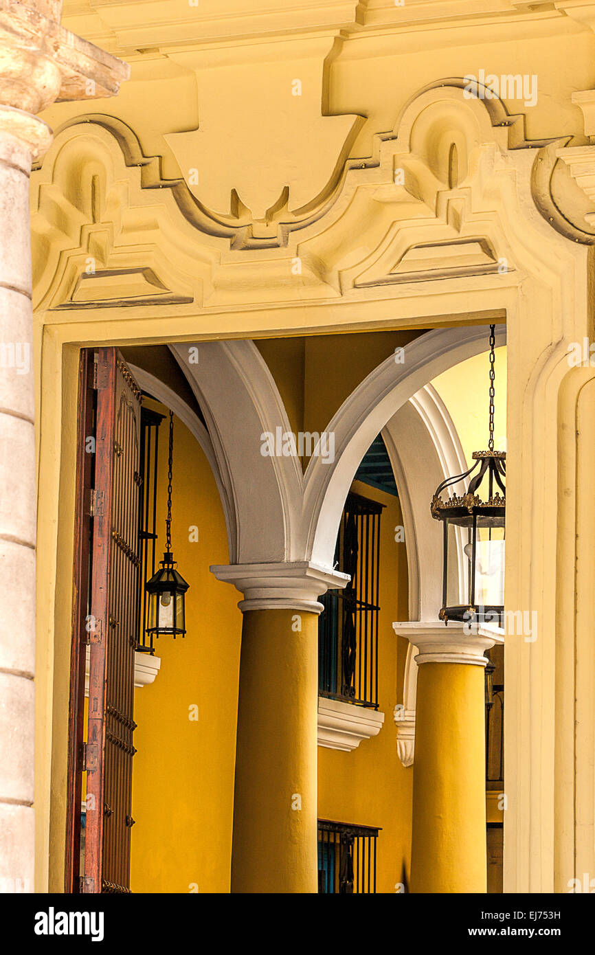 Chiudere fino ad arco e la decorazione parietale di un edificio ristrutturato in Havana Cuba Foto Stock