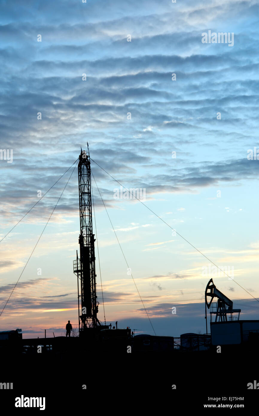 Impianto di perforazione al tramonto Foto Stock