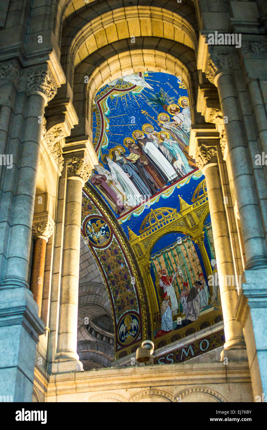 Uno sguardo attraverso una apertura arcuata rivela un vivido verniciate cupola sopra l altare al Sacre Coeur di Parigi, Francia. Foto Stock