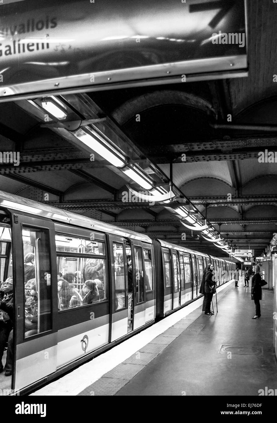 Passeggeri in uscita dal treno della metropolitana di Parigi. In bianco e nero. Foto Stock