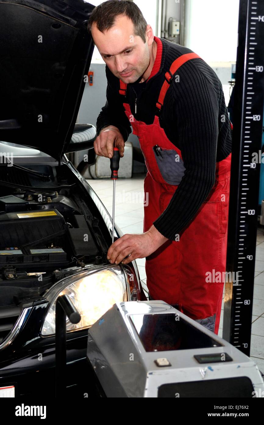 Mechanic presso il servizio auto Foto Stock