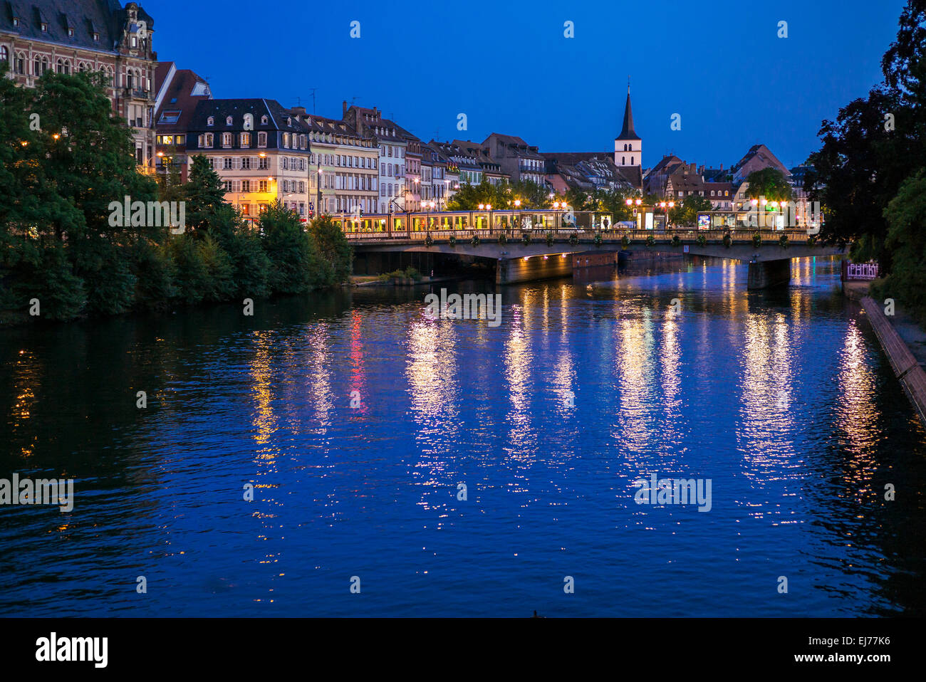 Quai des Pêcheurs, pescatori quay, Royal bridge, stazione dei tram, il fiume Ill durante la notte, Strasburgo, Alsazia, Francia, Europa Foto Stock