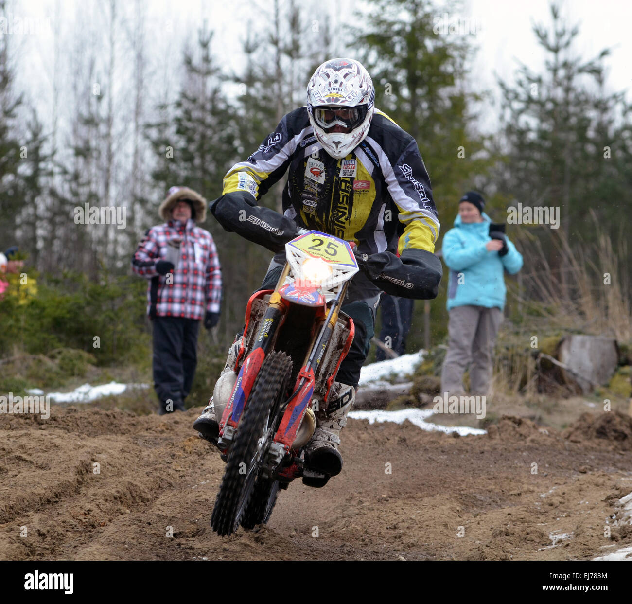 Una moto da enduro rider la guida nel famoso lago Päijänne gara di enduro in Finlandia. Driver e vincitore di gara Marko Tarkkala Beta Foto Stock