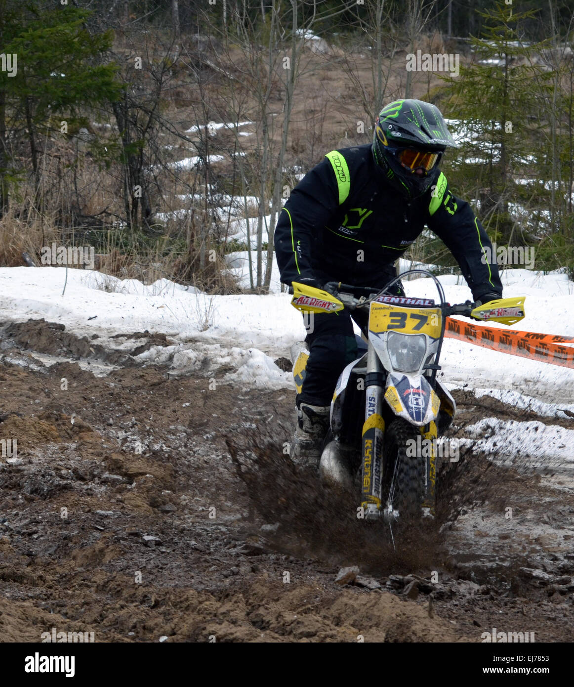 Enduro rider attraversando un mudhole nel lago Päijänne gara di enduro in Finlandia con Husgvarna Foto Stock