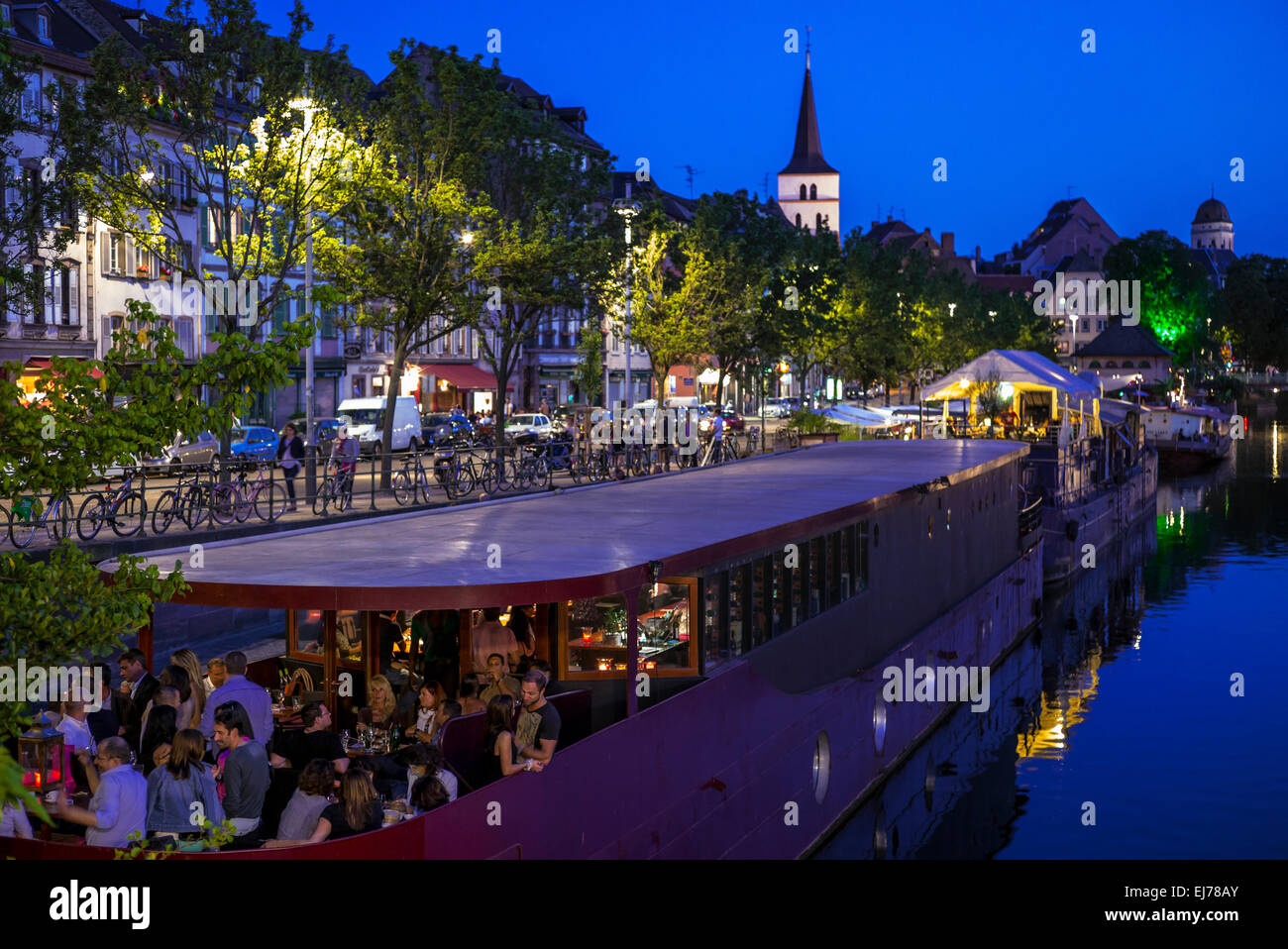 Floating bar notturno su chiatta a Quai des Pêcheurs quay Strasburgo Alsace Francia Europa Foto Stock