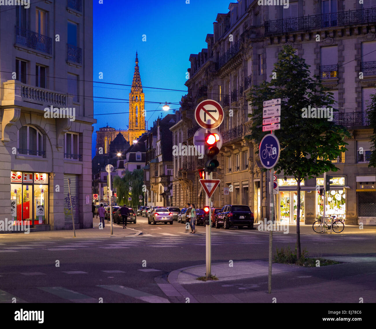 Attraversamento di strade e Cattedrale di distanza, twiliight, Strasburgo, Alsazia, Francia, Europa Foto Stock