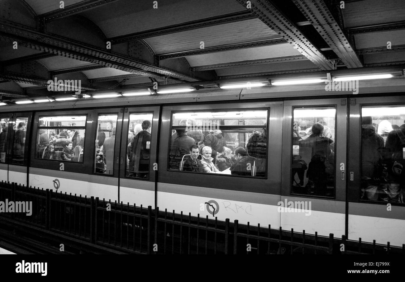 Molto piena Parigi treno Metro appena prima dell'ora di punta. Foto Stock