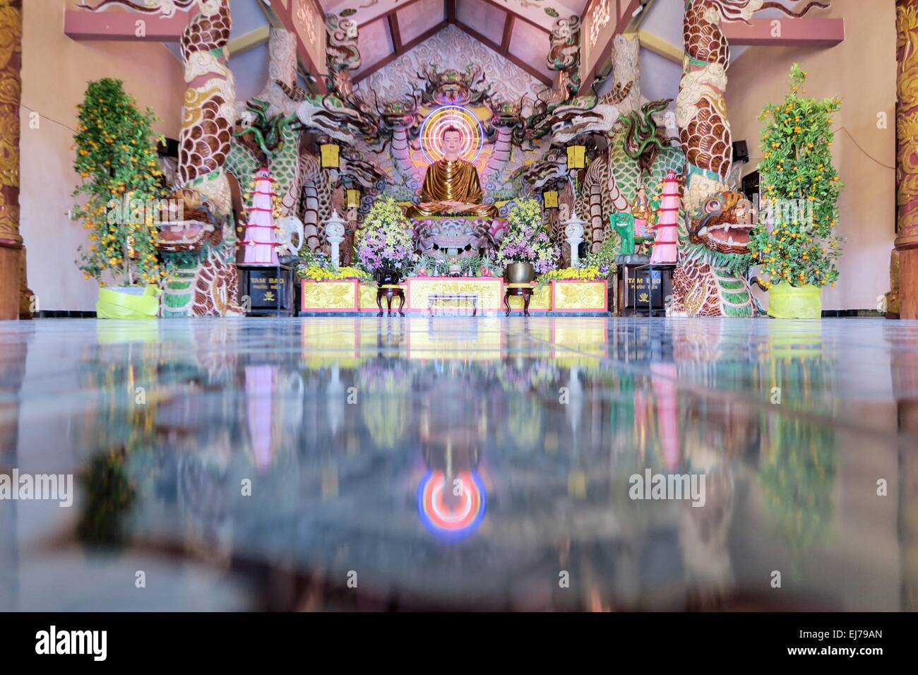 Il Buddha riflettendo sul pavimento in marmo di pagoda buddista, Vietnam Foto Stock