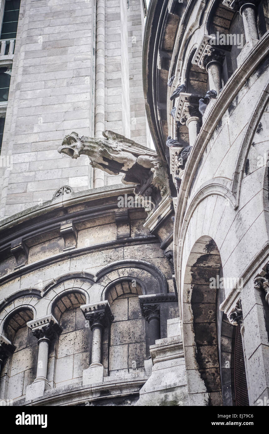 Gargoyle sulla parte esterna del Sacre Coeur di Parigi, Francia. Foto Stock