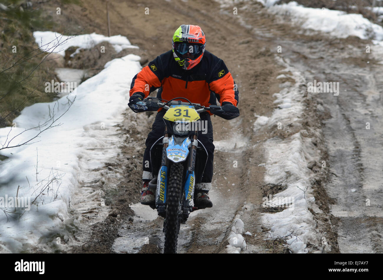 Una moto da enduro rider la guida nel famoso lago Päijänne gara di enduro in Finlandia. Foto Stock