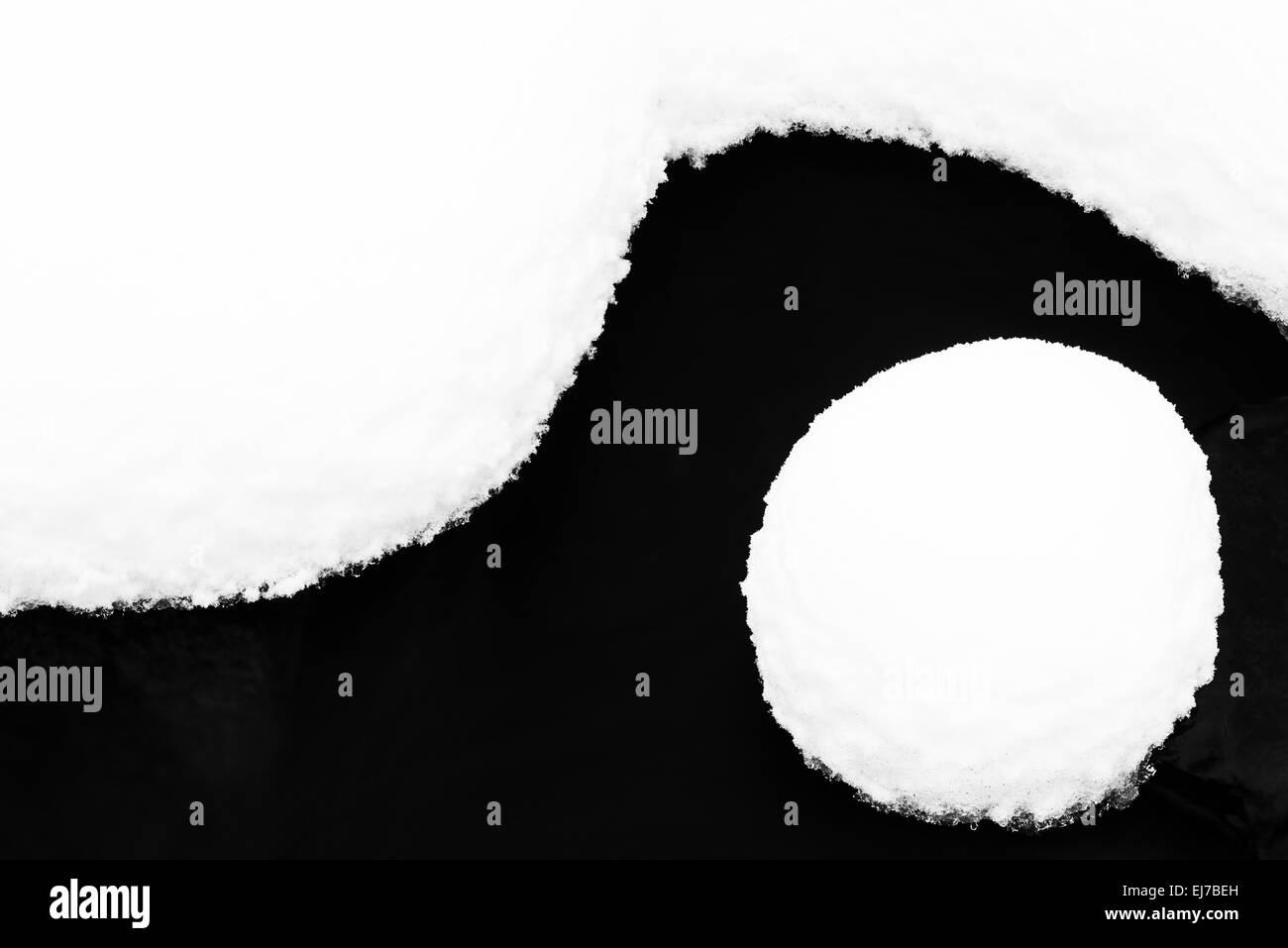 Coperta di neve la pietra in un ruscello, Lapponia, Svezia Foto Stock