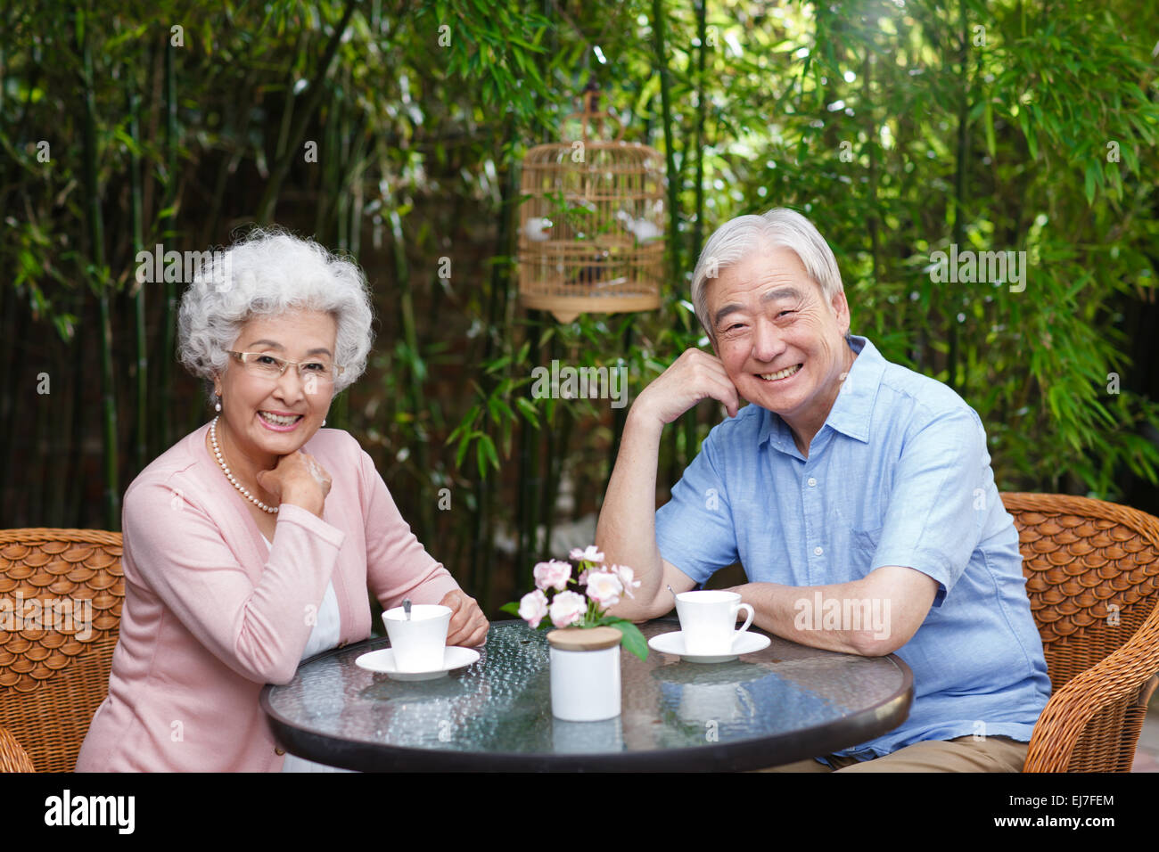 Tempo libero coppia di anziani seduti nel cortile Foto Stock