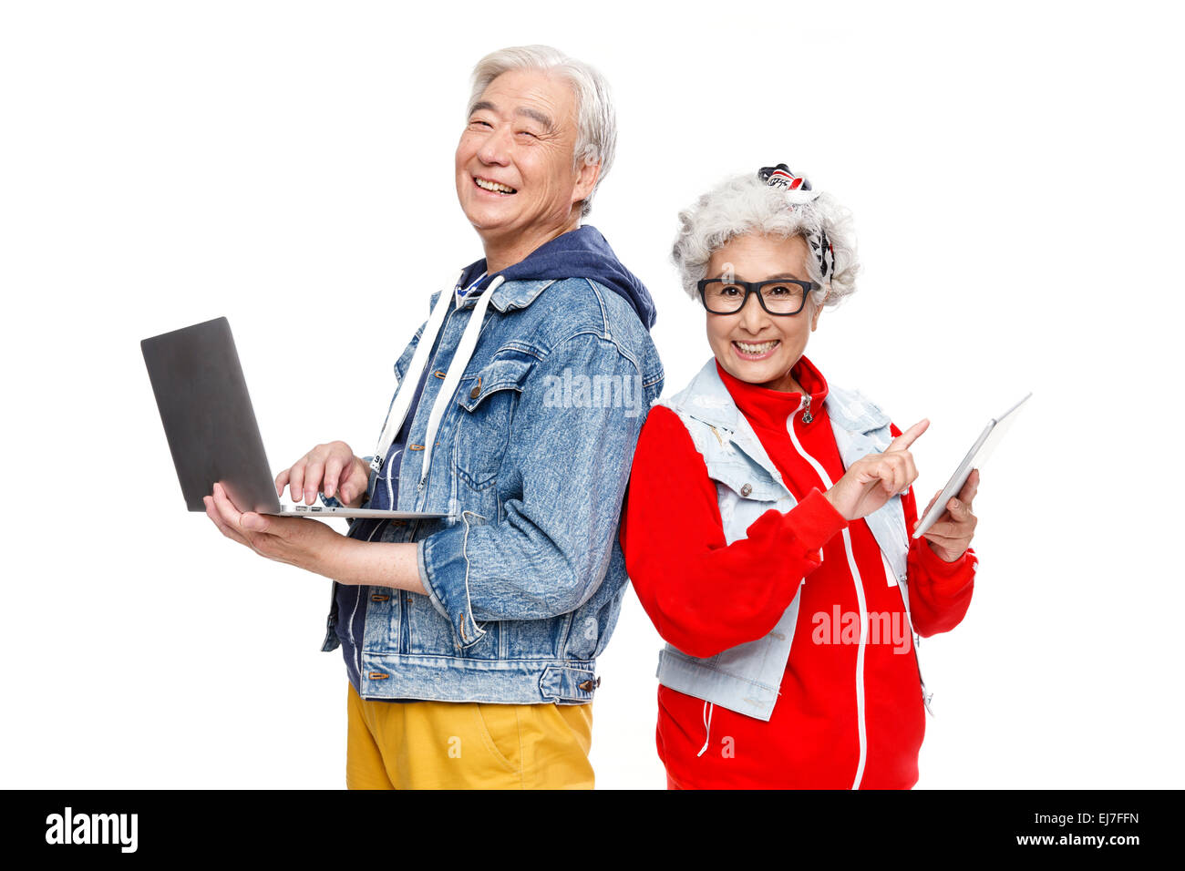 La moda del vecchio le persone a utilizzare i prodotti elettronici Foto Stock