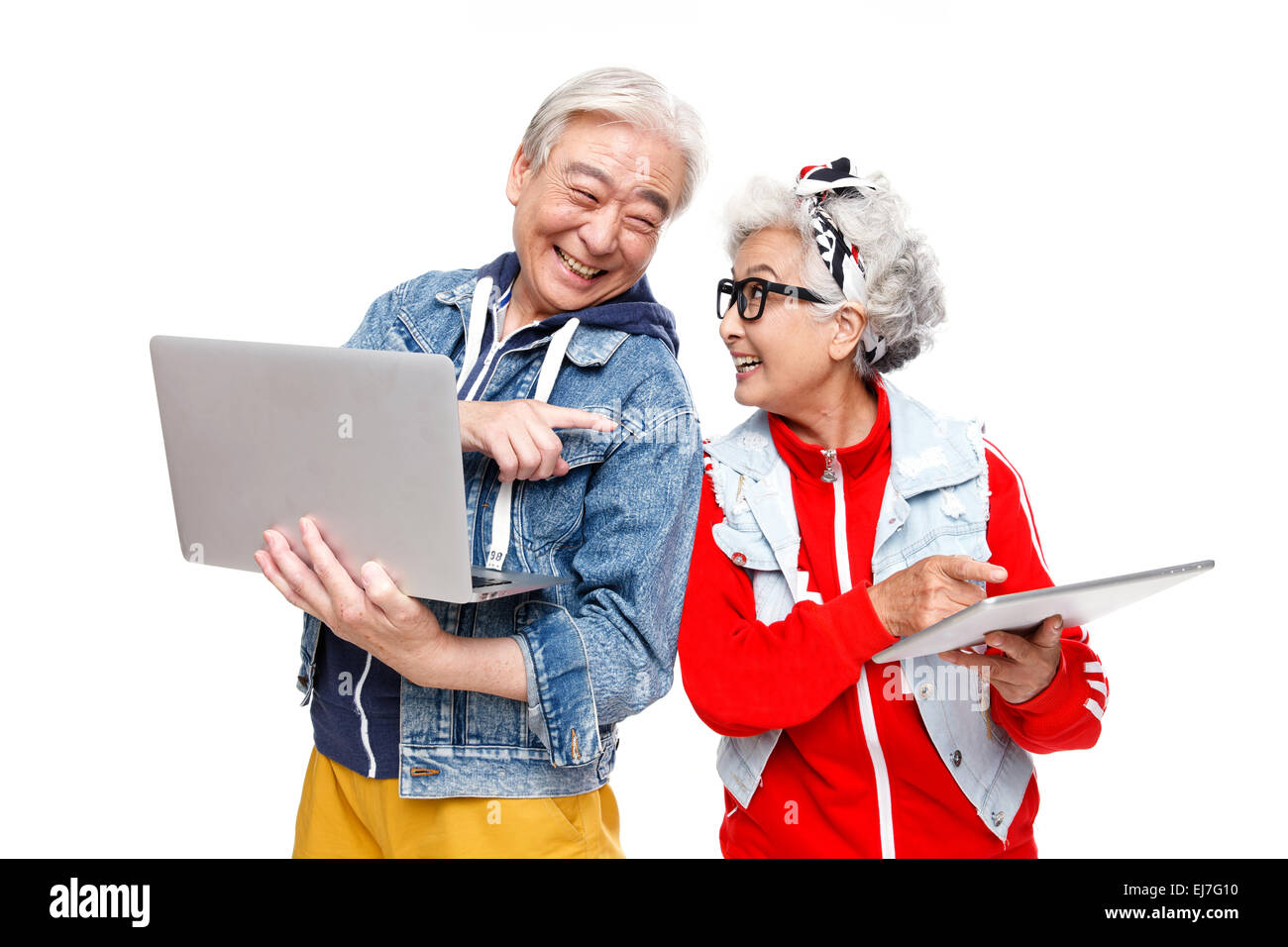 La moda del vecchio le persone a utilizzare i prodotti elettronici Foto Stock