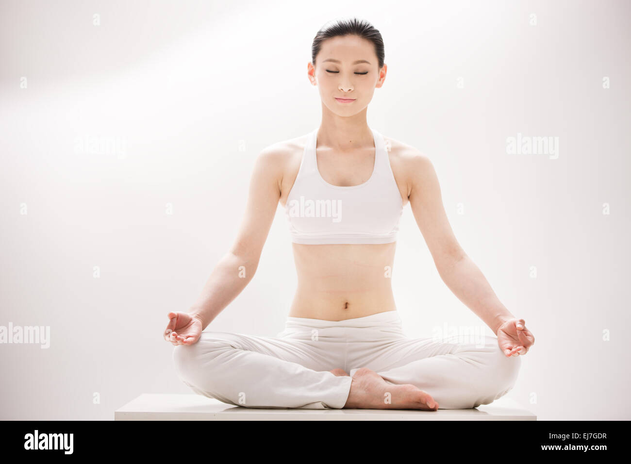 La giovane donna sta facendo yoga Foto Stock