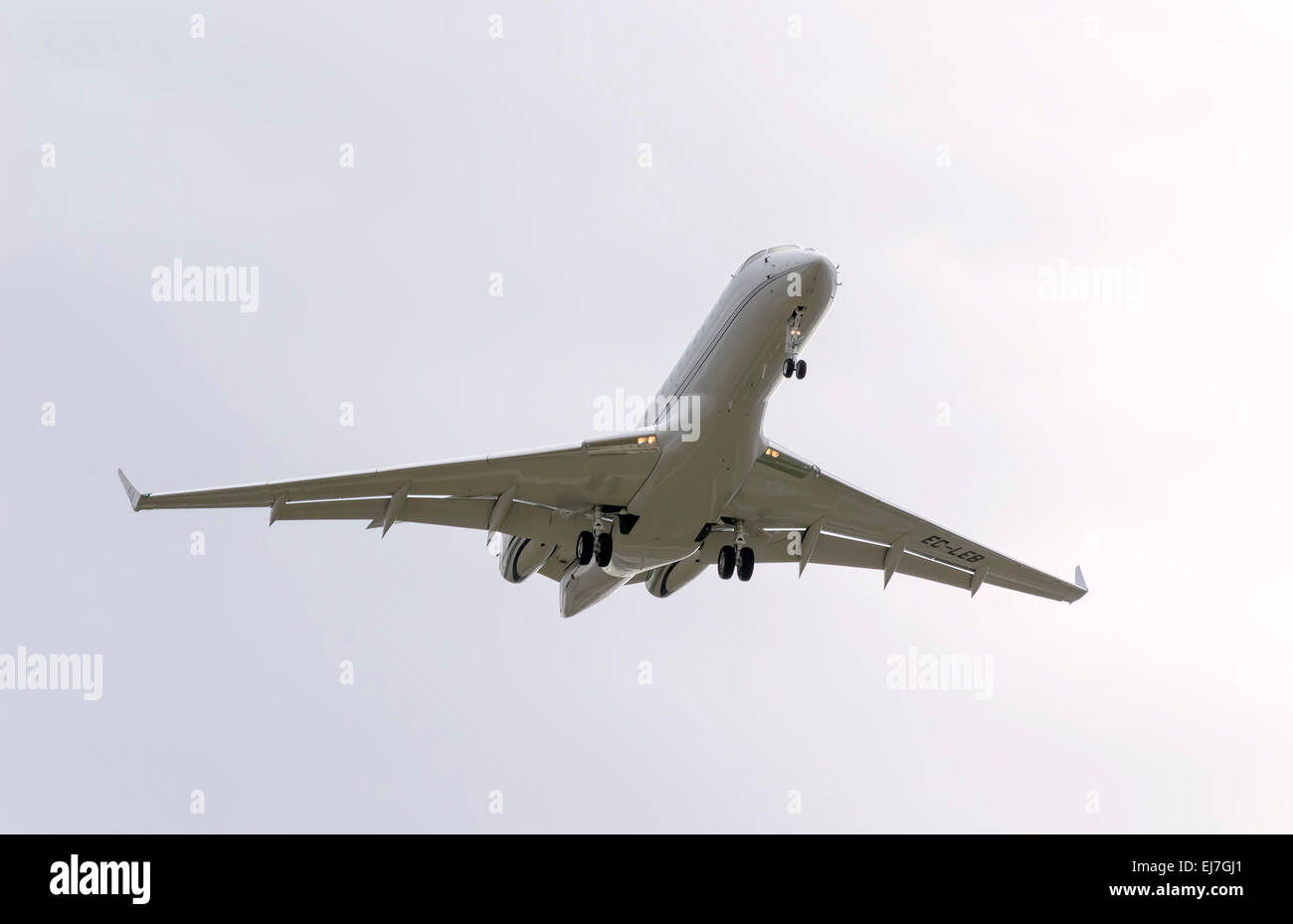 In aereo : Bombardier BD-700-1A10 Global Express XRS-, di -Tag Aviation- Azienda, atterraggio su -Adolfo SUAREZ- aeroporto (Madrid) Foto Stock