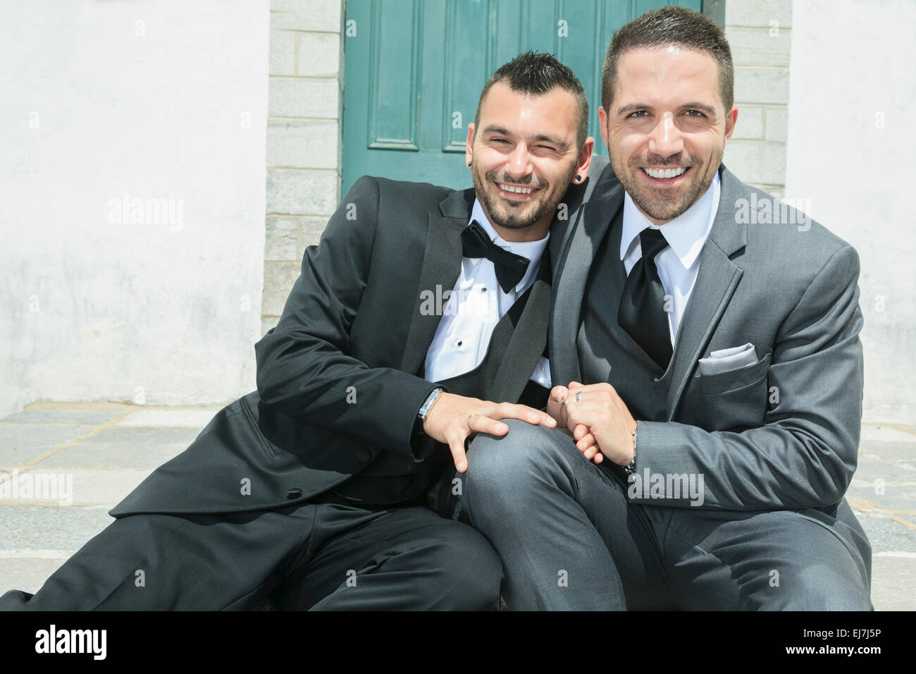 Ritratto di un amorevole maschio gay matura il giorno delle nozze. Foto Stock