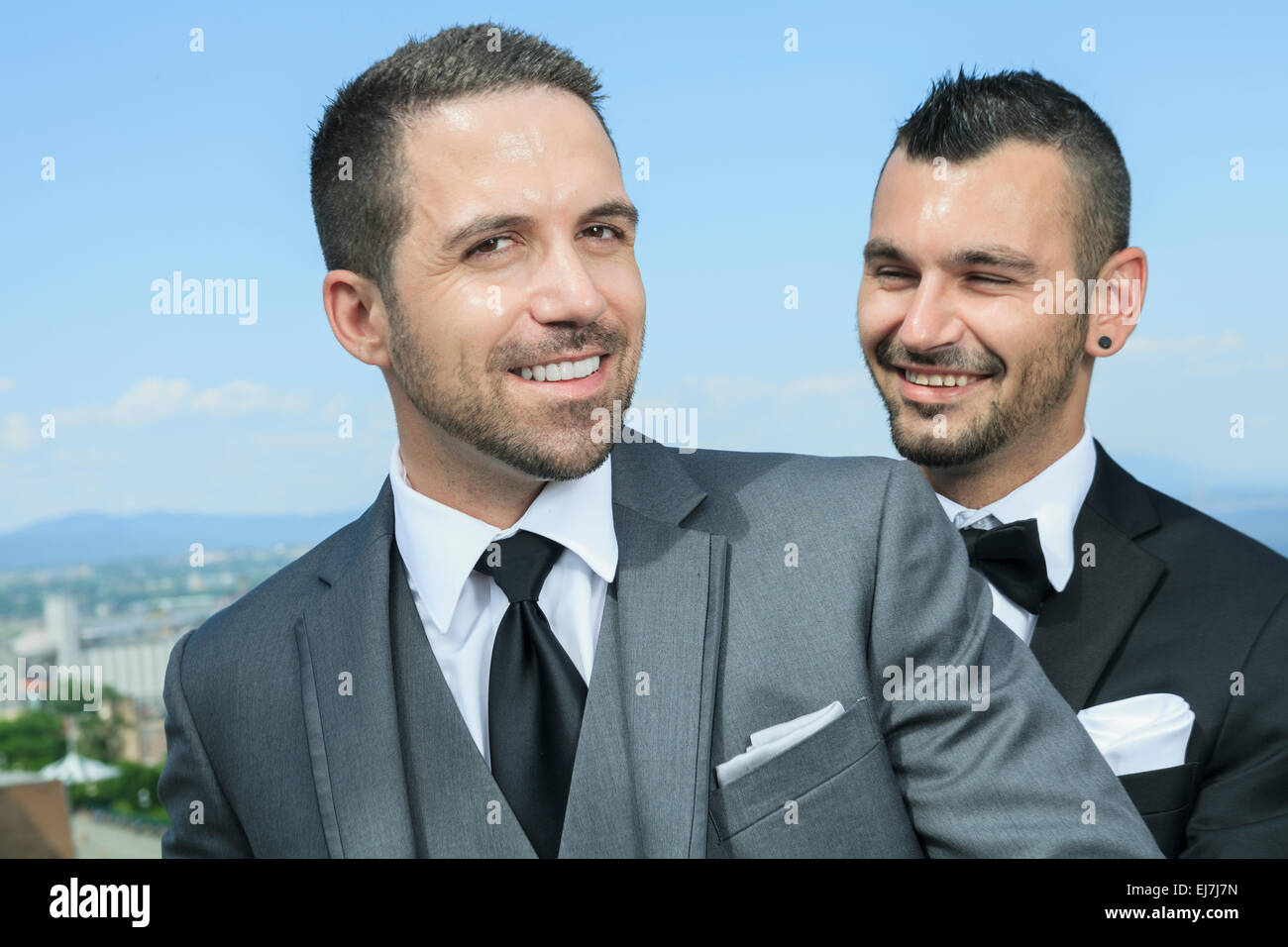 Amorevole maschio gay matura il giorno delle nozze. Foto Stock