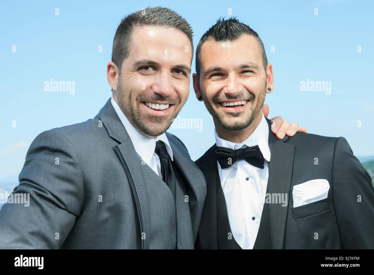 Amorevole maschio gay matura il giorno delle nozze. Foto Stock