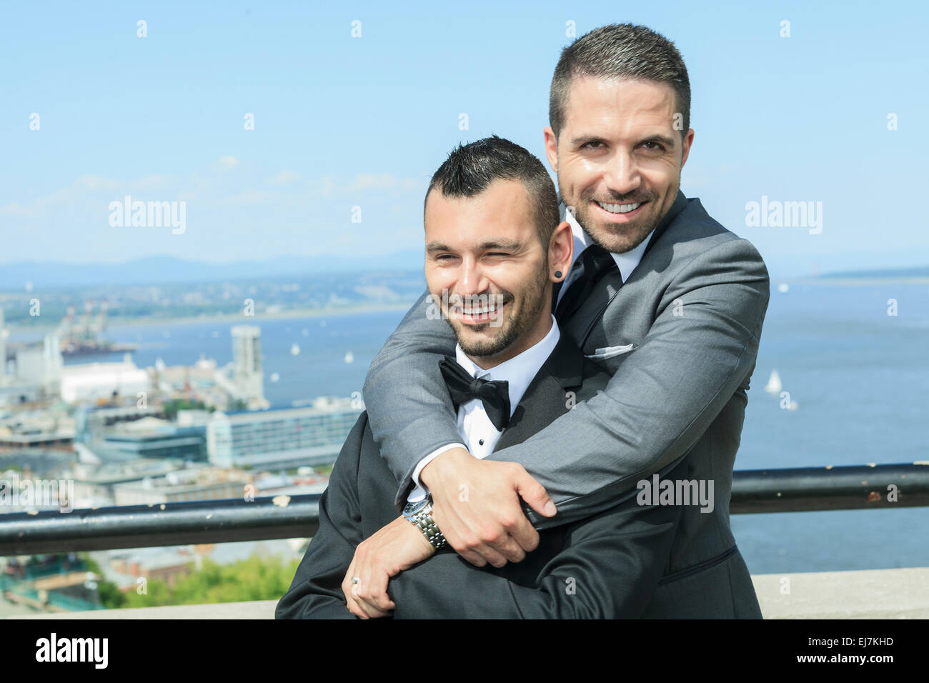 Amorevole maschio gay matura il giorno delle nozze. Foto Stock