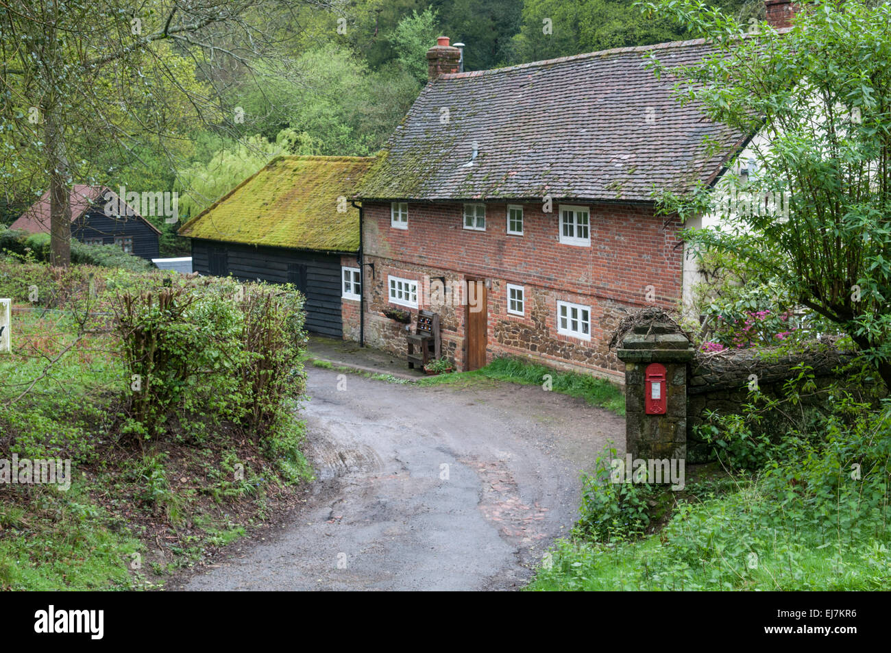 Cottage e casella postale, Venerdì Street, Leith Hill, Surrey, Inghilterra Foto Stock