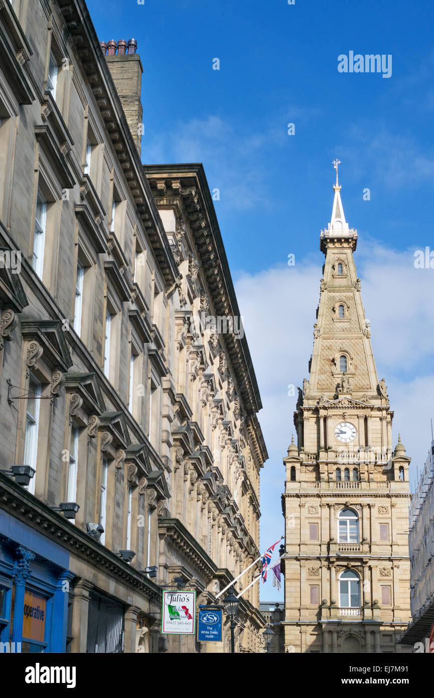 Municipio di clock tower e spire Halifax, West Yorkshire, Regno Unito Foto Stock