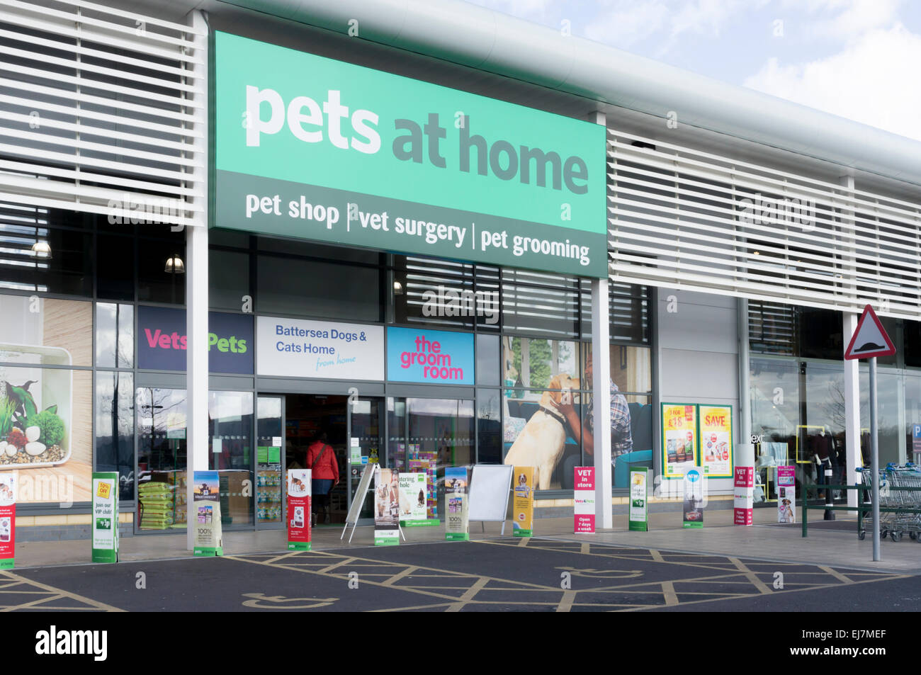 Un ramo di animali domestici in casa sulla campana verde Retail Park nel Sud di Londra. Foto Stock