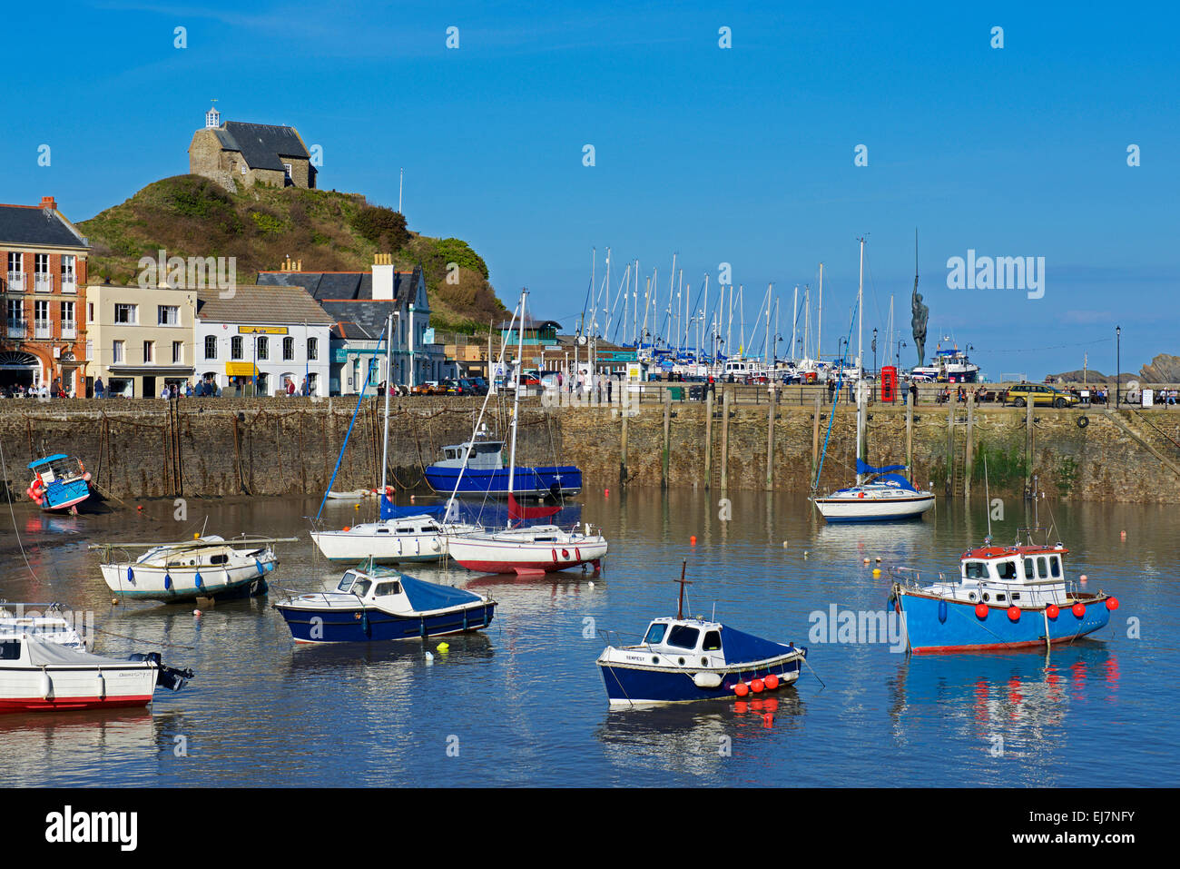 Le barche nel porto, Ilfracombe, Devon, Inghilterra, Regno Unito Foto Stock