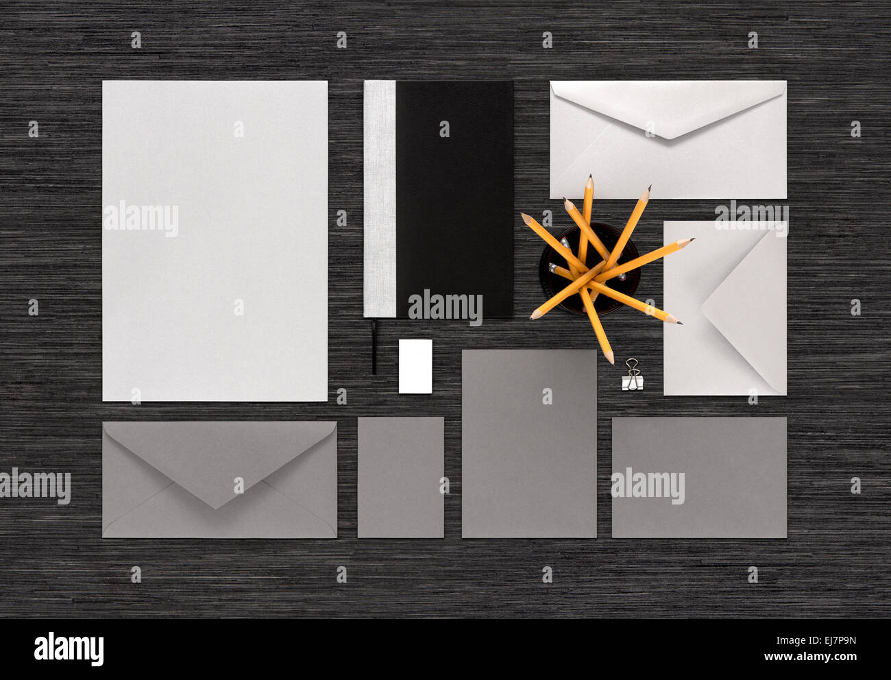 Modello per il branding corporate identity. Mockup sono costituiti di carta, buste, carta business, notebook, matite, gomma. Foto Stock