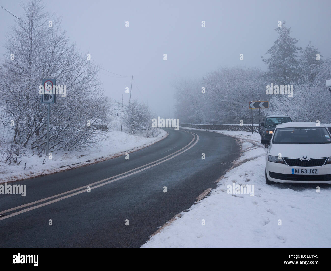 Neve, ghiaccio e nebbia sulla A635 Holmfirth rd, Greenfield, Saddleworth, Greater Manchester, Regno Unito Foto Stock