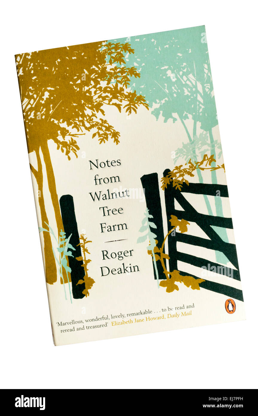 Copia paperback di note da Walnut Tree Farm da Roger Deakin pubblicato da pinguino in 2009. Foto Stock