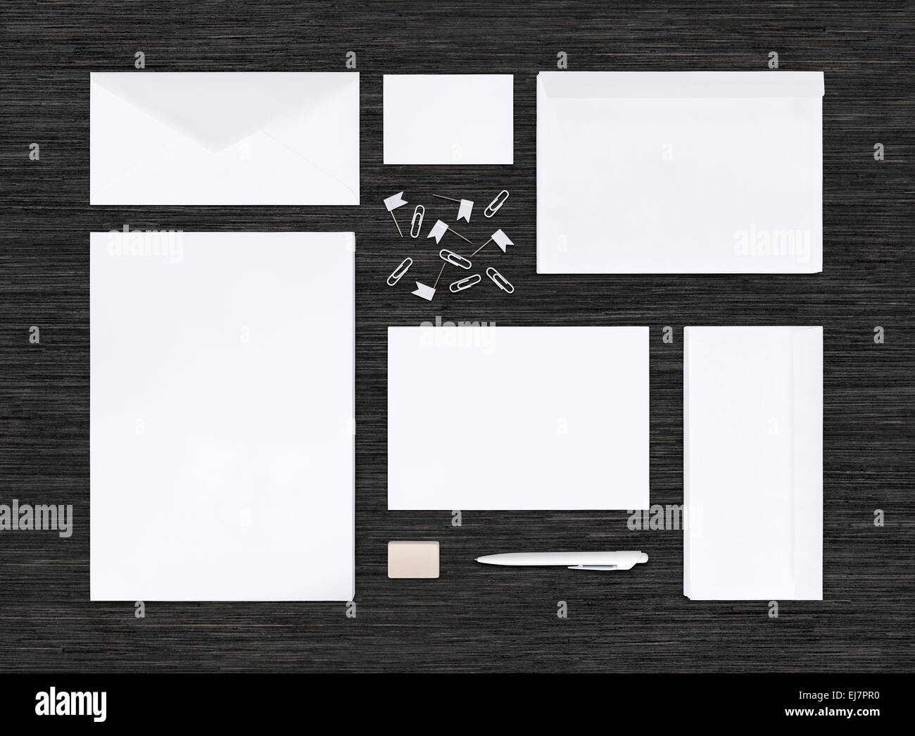 Vista superiore della identità del marchio mockup con carta di diversi modelli per la progettazione di presentazione o di portafoglio per la tavola nera. Foto Stock