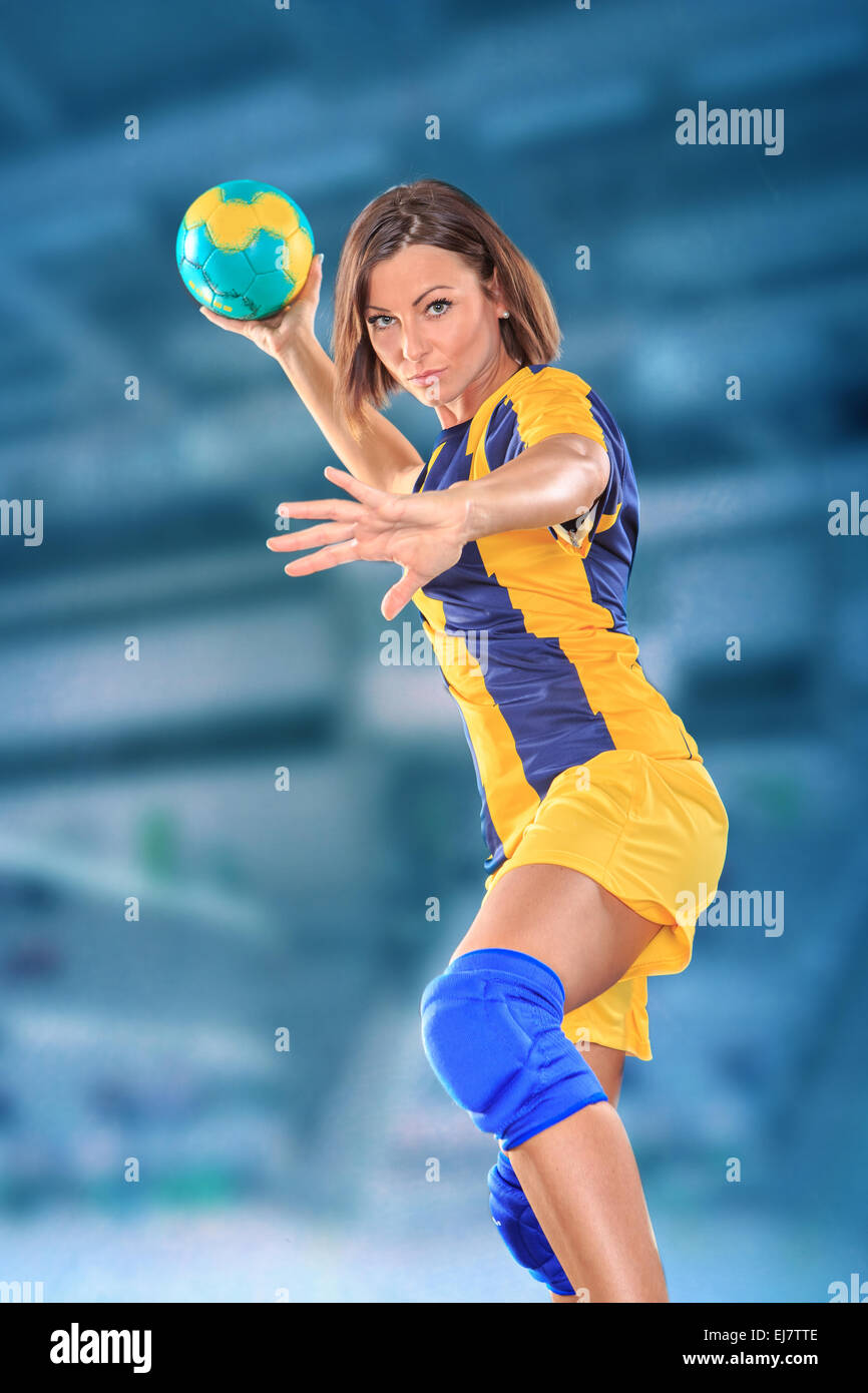 Pallamano Femminile player con una palla sul campo Foto stock - Alamy