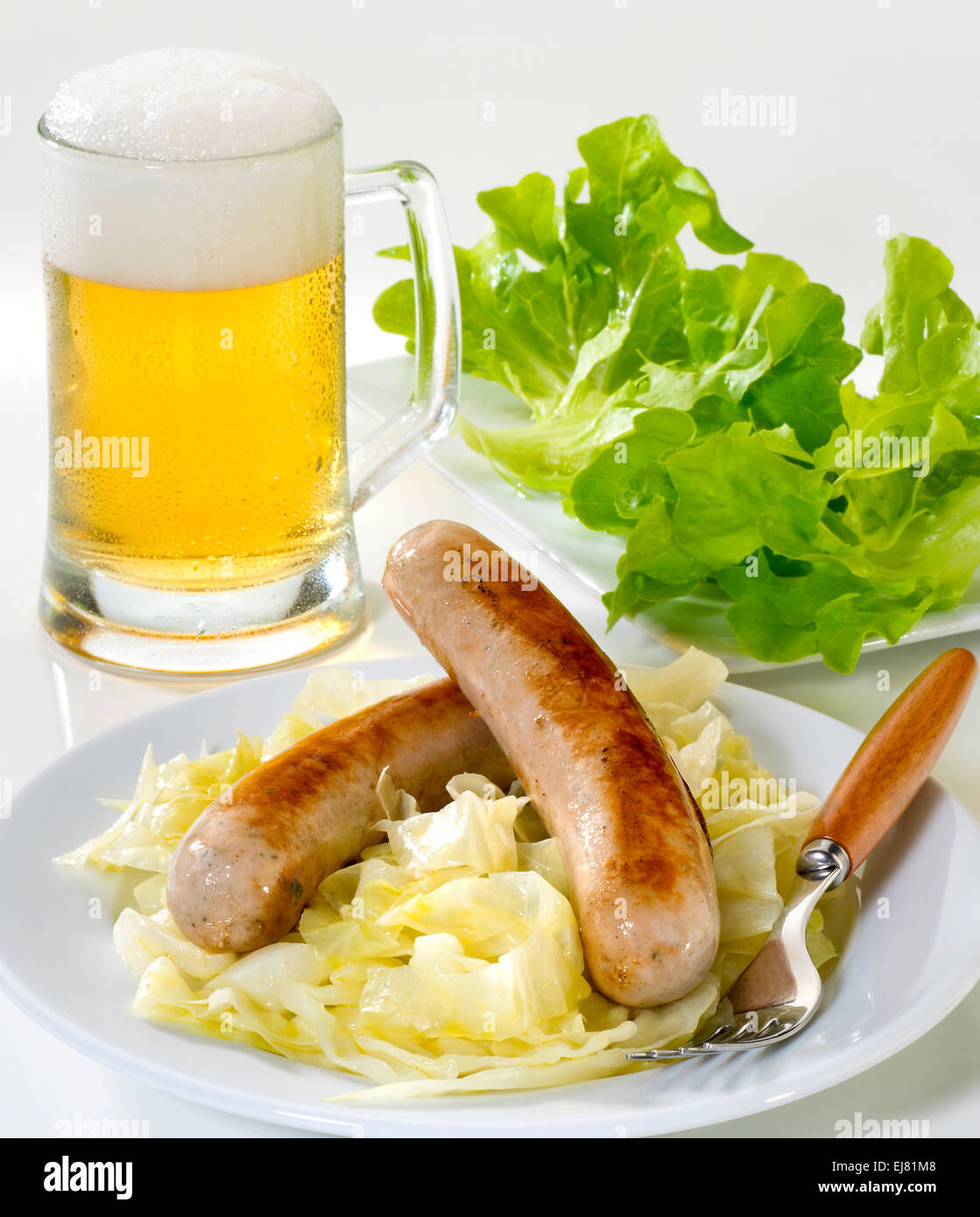 Salsicce arrostite e birra Foto Stock