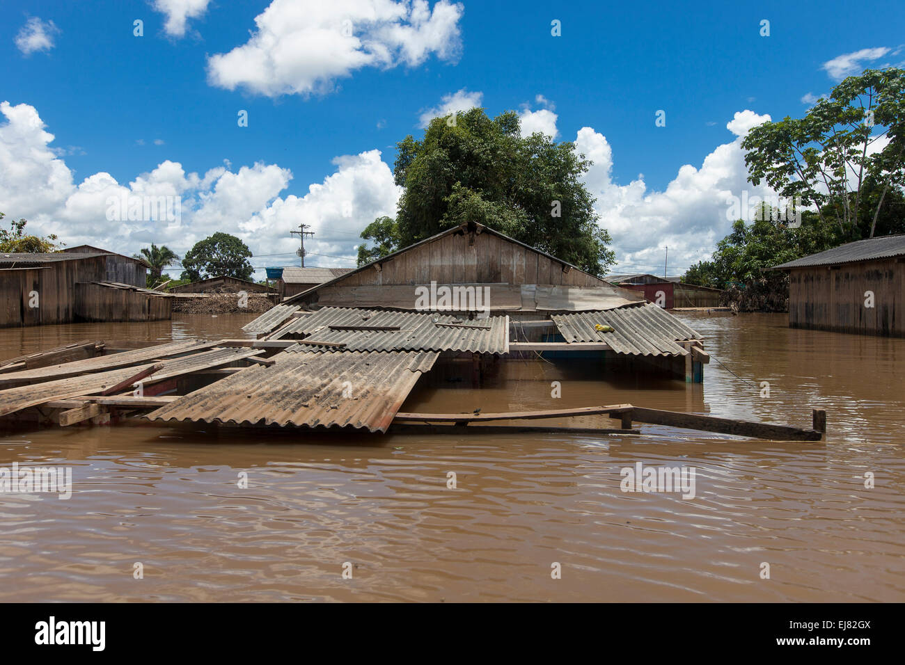 2015 Inondazioni in Amazzonia brasiliana, inondato casa nel distretto di Taquari, Rio Branco città, Acre. Le inondazioni sono state che colpisce migliaia di persone in stato di Acre, nel nord del Brasile, dal 23 febbraio 2015, quando alcuni dei suoi fiumi, in particolare il fiume acri, in overflow. Ulteriori pioggia pesante ha costretto i livelli del fiume ancora maggiore, e il 03 marzo 2015 Brasile del governo federale ha dichiarato lo stato di emergenza in stato di acri, dove alluvioni corrente situazione è stata descritta come la peggiore in 132 anni. Foto Stock