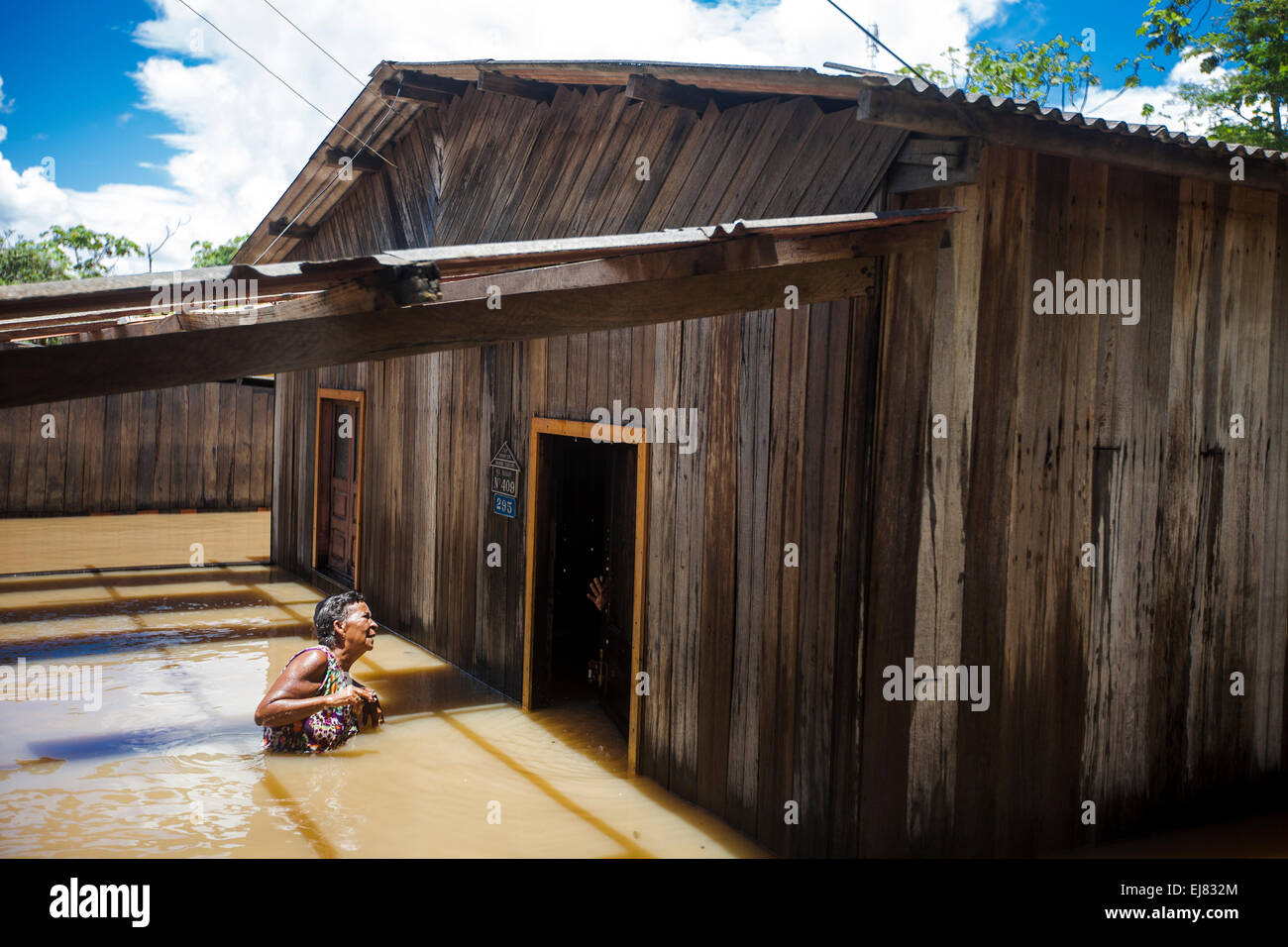 2015 Inondazioni in Amazzonia brasiliana, inondato casa nel distretto di Taquari, Rio Branco città, Acre. Goncalvez Gilca Cunha, 65, trova la sua casa allagata con il livello di acqua al di sopra del punto vita, dopo aver trascorso alcuni giorni a parenti paterni. Le inondazioni sono state che colpisce migliaia di persone in stato di Acre, nel nord del Brasile, dal 23 febbraio 2015, quando alcuni dei suoi fiumi, in particolare il fiume acri, in overflow. Foto Stock