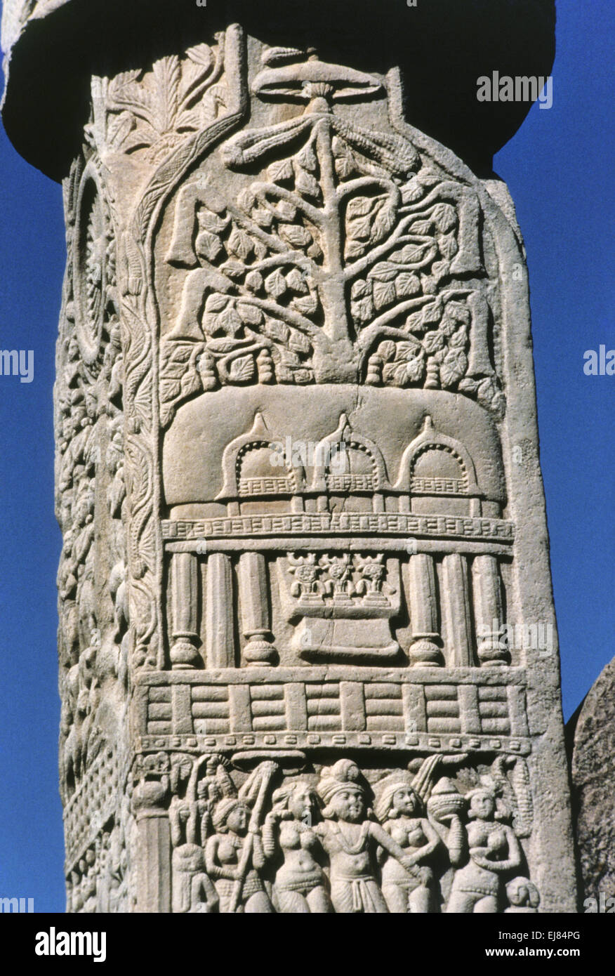 Stupa 1 o grande Stupa : Sud Ovest Torana faccia Bodhi tree. Sanchi, Dist Raisen, Madhya Pradesh India Foto Stock