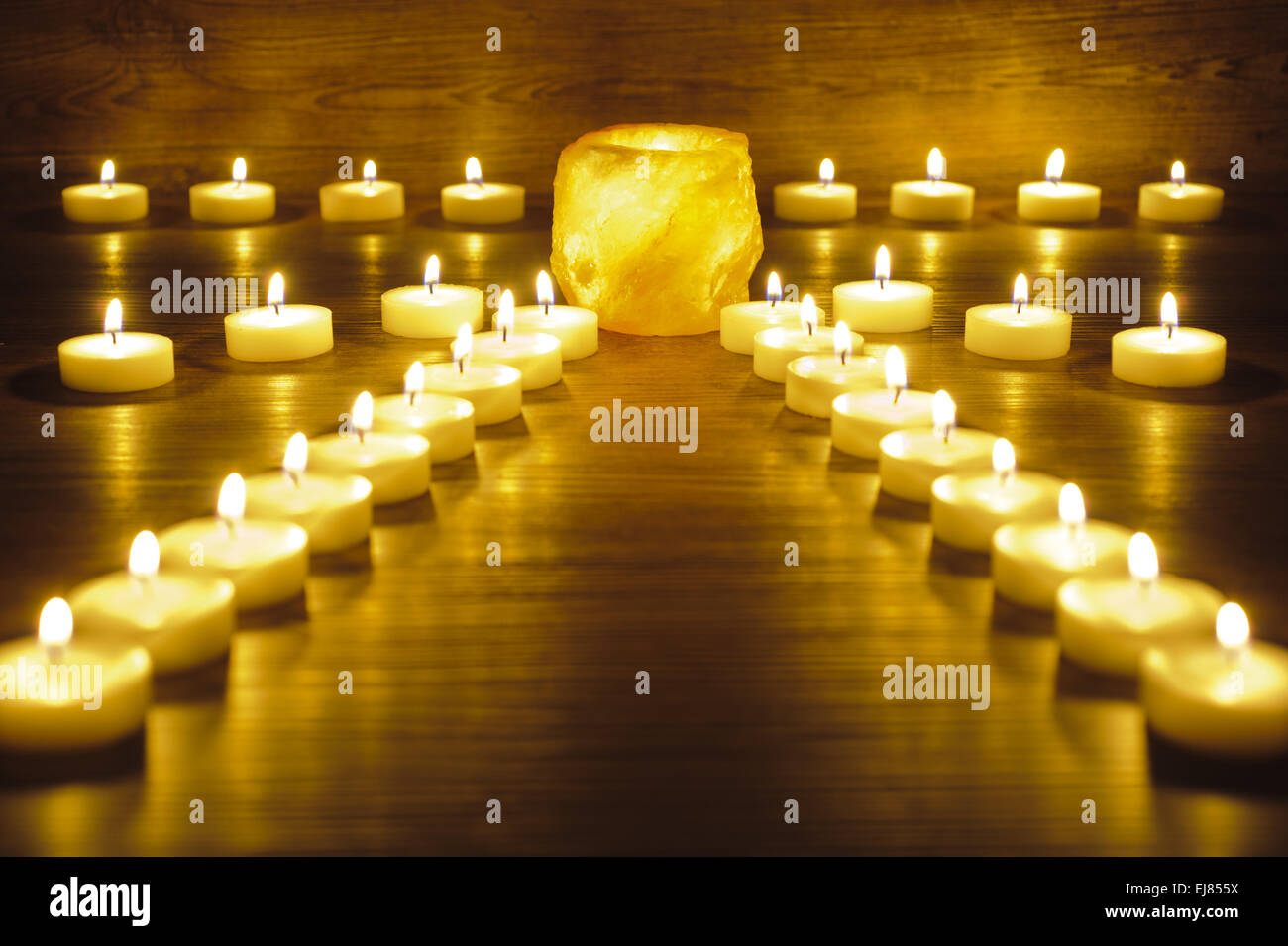 Giardino di meditazione con molte luci di candela Foto Stock