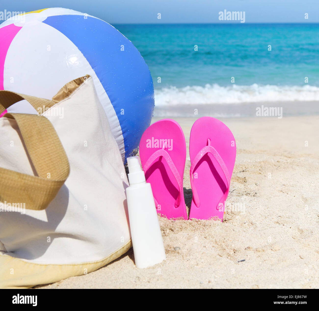 Accessori da spiaggia sulla sabbia Foto Stock