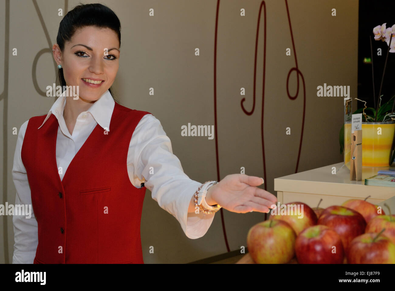 Receptionist offre frutta Foto Stock