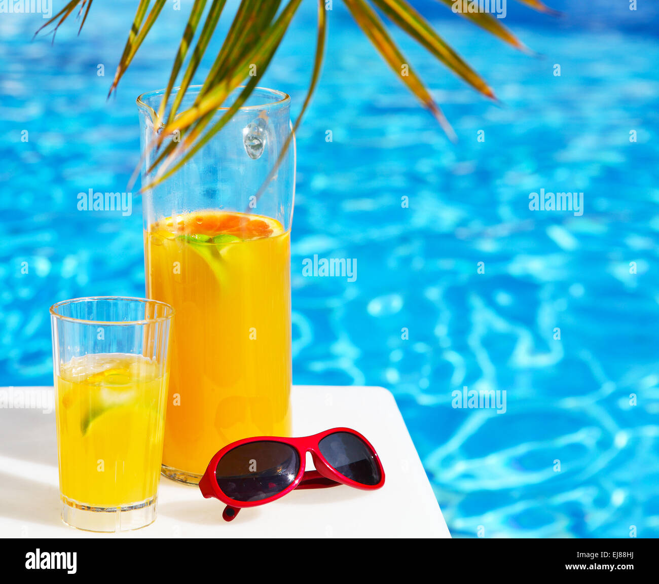 Rinfrescanti cocktail arancione limonata sul tavolo Foto Stock