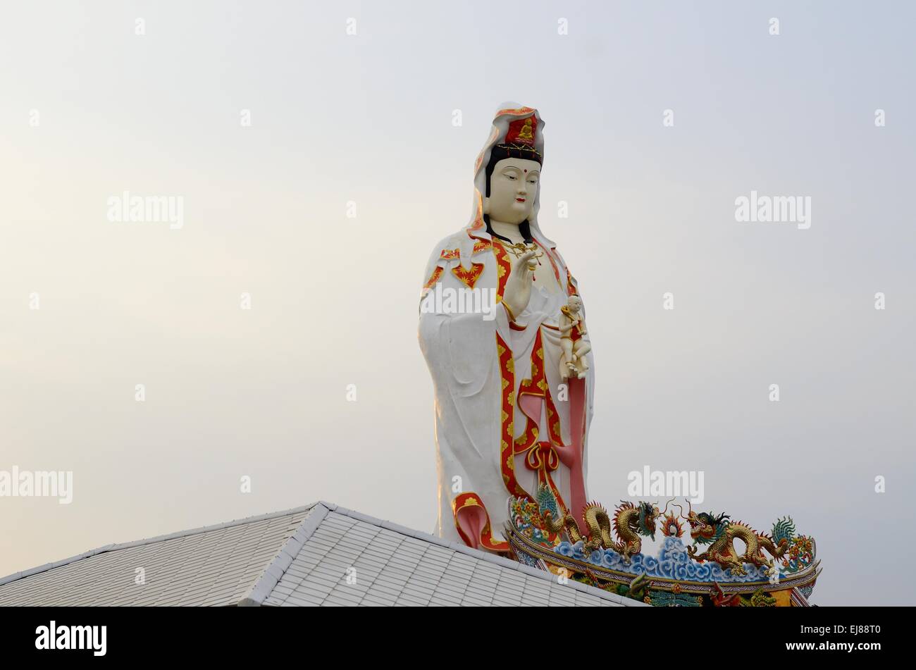 Bella Quan Yin la dea della misericordia diety nel tempio Cinese Foto Stock