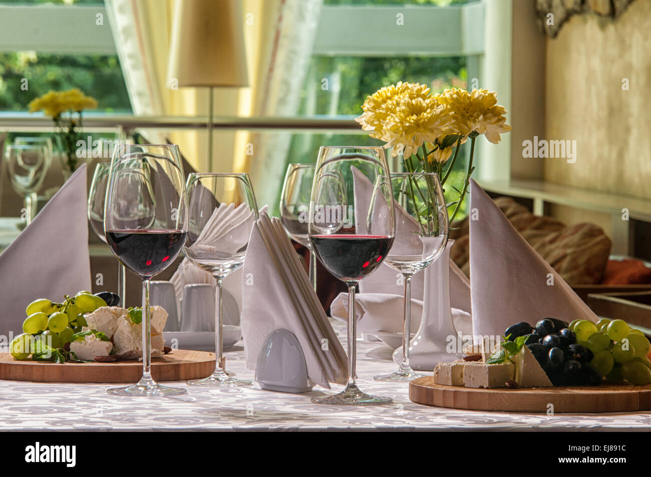 Vino e uva da vino e formaggio sul tavolo Foto Stock