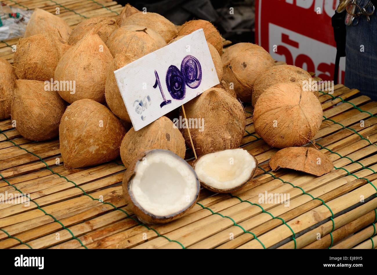 Molti di noce di cocco per il latte di cocco al mercato Tailandese Foto Stock