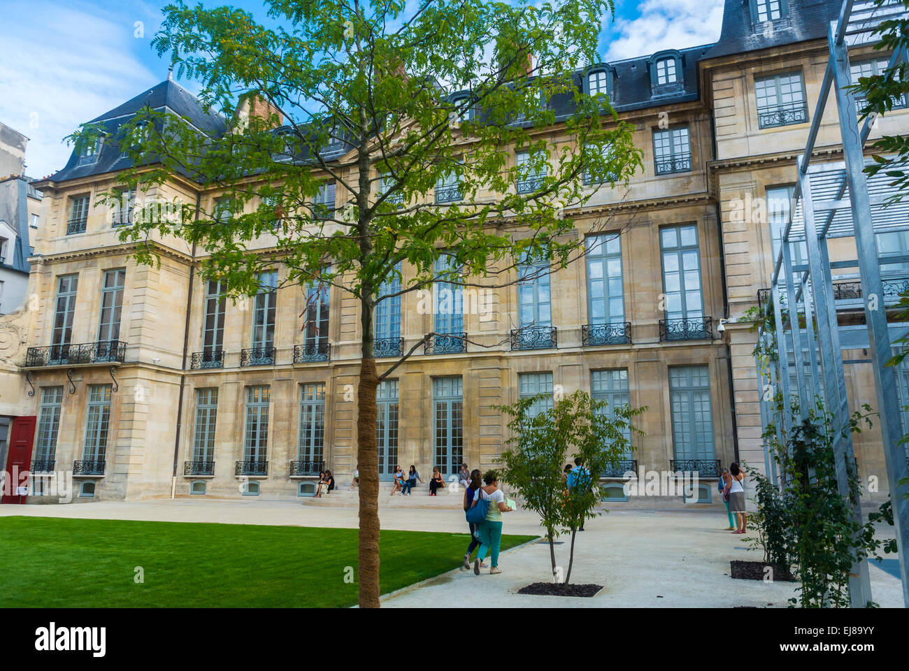 Parigi, Francia, turisti che visitano fuori dal Museo Picasso, retro dell'edificio con giardini, nel Marais, MUSÉE PICASSO Parigi Foto Stock