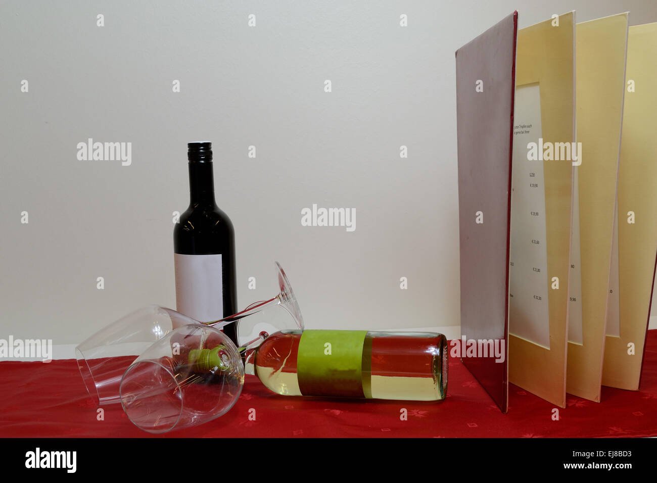 Lista dei vini con bottiglie di vino e bicchieri Foto Stock