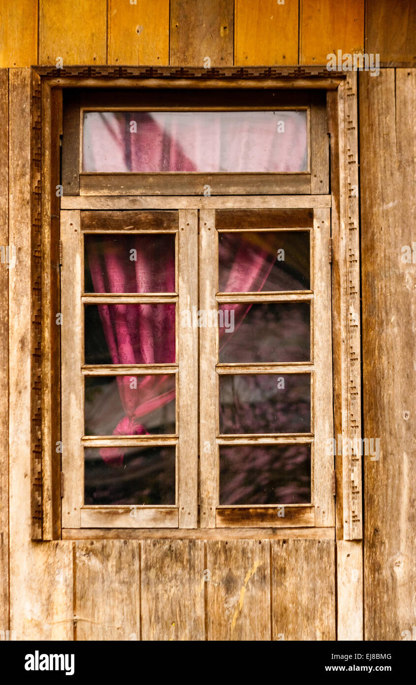 Primo piano della casa in legno a Darjeeling in India che mostra finestra e tendina. Foto Stock