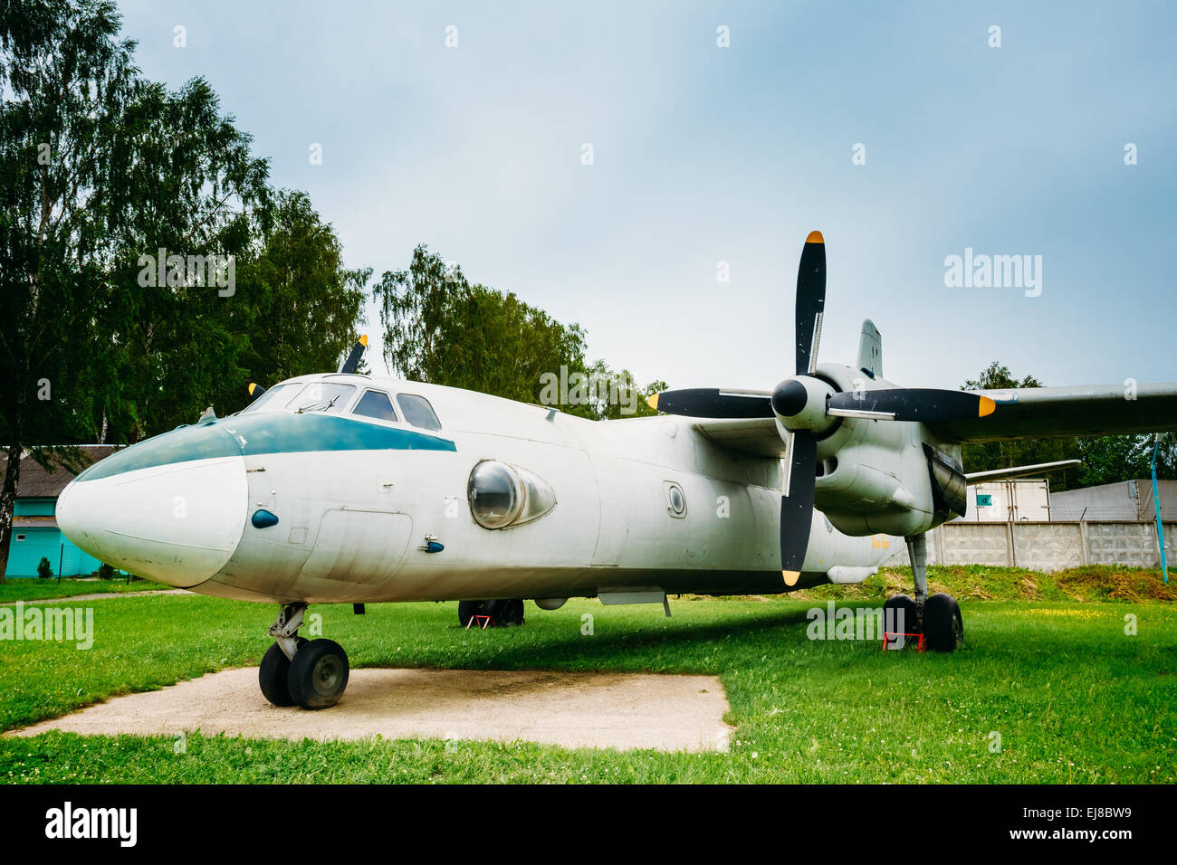 BOROVOE, Bielorussia - Giugno 04, 2014: Russo aeromobili cargo aereo un-26. Militare sovietica aerei di trasporto Foto Stock